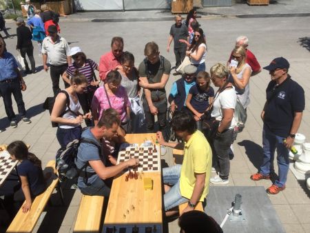 Foto Zuschauergruppe am Schachstand der Bundesgartenschau